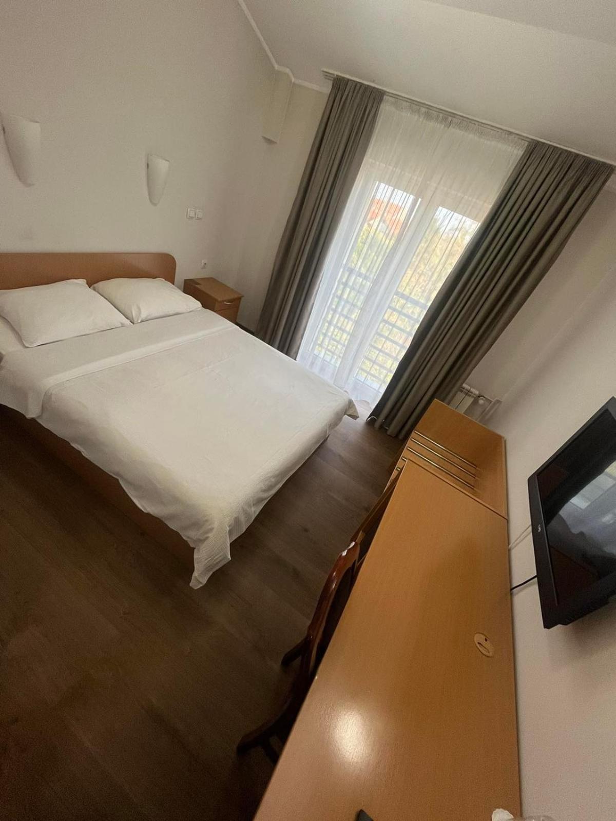 Hotel Elegance Beograd Bagian luar foto