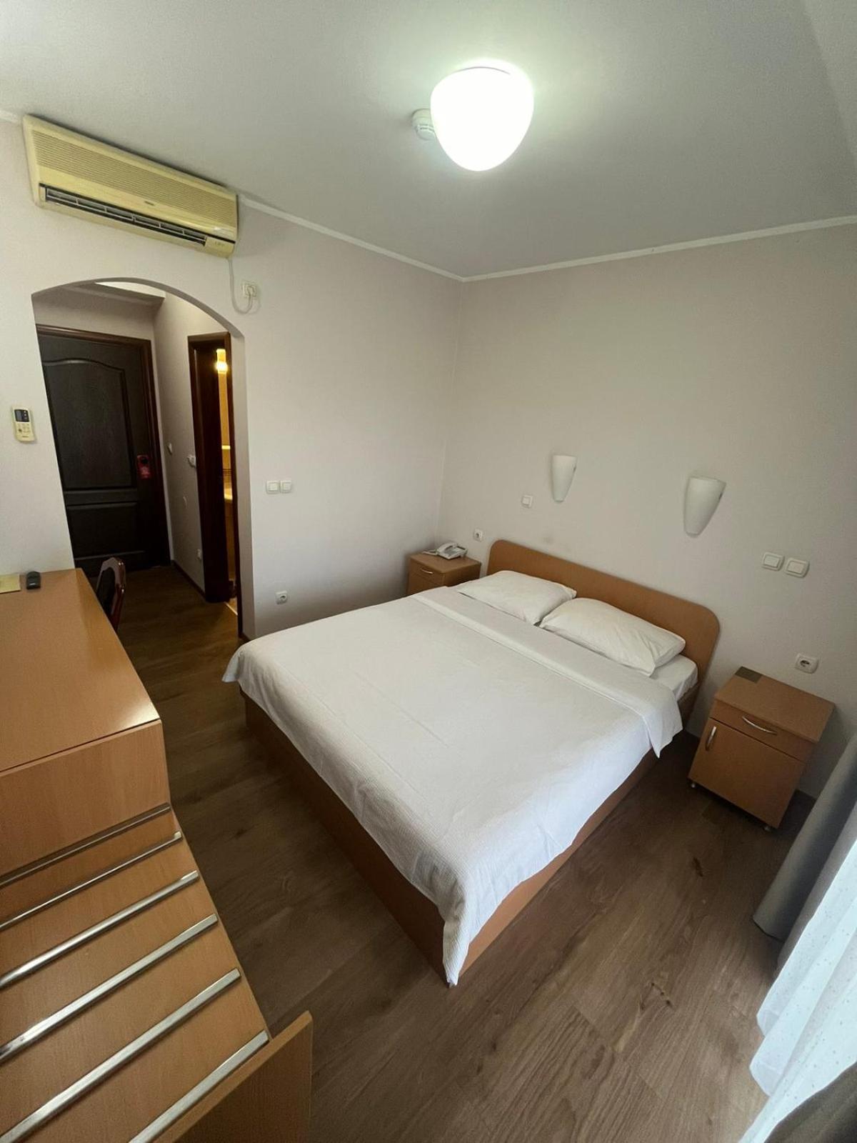Hotel Elegance Beograd Bagian luar foto